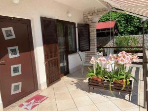 Ein Garten an der Unterkunft Apartment Malinska, Primorje-Gorski Kotar 1