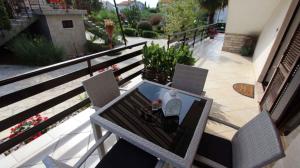 Ein Balkon oder eine Terrasse in der Unterkunft Apartment Malinska, Primorje-Gorski Kotar 1