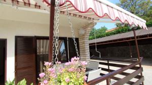 Ein Balkon oder eine Terrasse in der Unterkunft Apartment Malinska, Primorje-Gorski Kotar 1