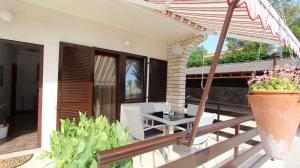 Ein Balkon oder eine Terrasse in der Unterkunft Apartment Malinska, Primorje-Gorski Kotar 1