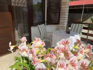 Ein Balkon oder eine Terrasse in der Unterkunft Apartment Malinska, Primorje-Gorski Kotar 1