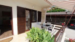 Ein Garten an der Unterkunft Apartment Malinska, Primorje-Gorski Kotar 1