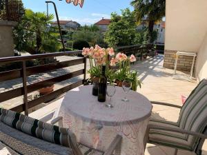 Ein Balkon oder eine Terrasse in der Unterkunft Apartment Malinska, Primorje-Gorski Kotar 1