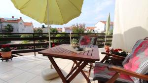 Ein Balkon oder eine Terrasse in der Unterkunft Apartment Malinska, Primorje-Gorski Kotar 1