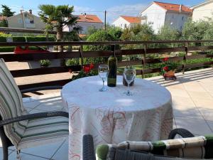 Ein Garten an der Unterkunft Apartment Malinska, Primorje-Gorski Kotar 1