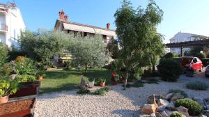 Ein Garten an der Unterkunft Apartment Malinska, Primorje-Gorski Kotar 1