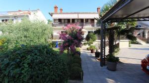 Ein Garten an der Unterkunft Apartment Malinska, Primorje-Gorski Kotar 1