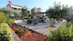 Ein Garten an der Unterkunft Apartment Malinska, Primorje-Gorski Kotar 1