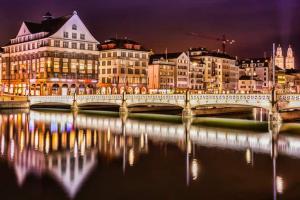 Uma visão geral de Zürich ou uma vista da cidade tirada do apartamento