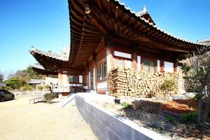 Wandoにあるwandoenjelpensyeonの木造屋根の建物