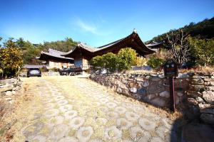 Wandoにあるwandoenjelpensyeonの石道付き建物 +18枚の写真