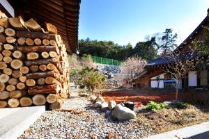 Wandoにあるwandoenjelpensyeonの家の横に座る丸太