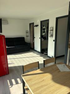 een woonkamer met een bank en een tafel bij Le FRAGONNARD in Cannes