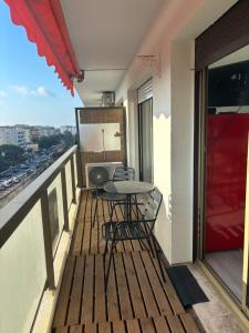 een balkon met een tafel en stoelen erop bij Le FRAGONNARD in Cannes