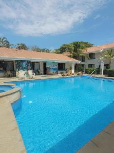 una grande piscina blu davanti a una casa di Garza Real a Coco