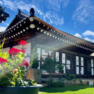 YeongamにあるYeongam Yeonhi Hanok Pensionのアジア風の屋根と庭のある家 +17枚の写真