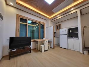 a room with a desk and a television in it at Yeongam Nangjuwon in Yeongam +2 photos