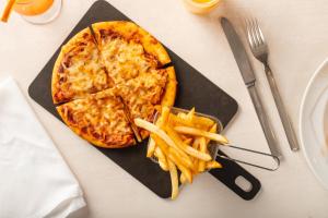 a pizza and french fries on a black plate at Sheraton Parkway Toronto North Hotel & Suites in Richmond Hill