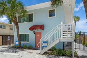 una casa blanca con una escalera al frente en Coastal Breeze Siesta Manatee "C", en Sarasota 42 fotos más