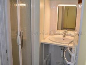 Koupelna v ubytování Grand appartement centre Amboise, 3 chambres - FR-1-381-250 + 17 fotografií