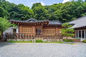 龍仁市にあるYongin Yejik Hanok Pensionの前に柵がある家