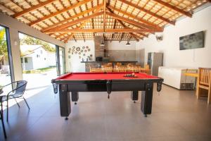 a pool table in the middle of a room at Refúgio 4 Suítes c/ Piscina, Sinuca e Área Gourmet in Caldas Novas