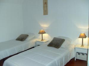Katil atau katil-katil dalam bilik di Appartement spacieux au Château avec parc arboré, proche de Villeneuve sur Allier, pour 6 pers., WiFi - FR-1-489-73 +2 gambar