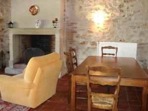 Χώρος καθιστικού στο Maison de ferme rénovée, campagne, cheminée, étang privé, jardin, parking, internet - FR-1-489-177