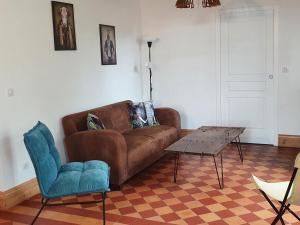 Posedenie v ubytovaní Maison 19ème rénovée avec terrasse et bornes de recharge - FR-1-489-406