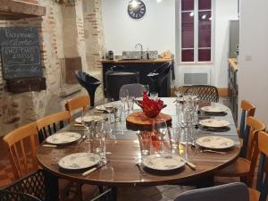 Reštaurácia alebo iné gastronomické zariadenie v ubytovaní Maison 19ème rénovée avec terrasse et bornes de recharge - FR-1-489-406