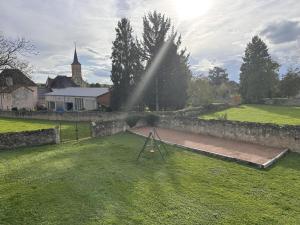 Vonkajšia záhrada v ubytovaní Maison 19ème rénovée avec terrasse et bornes de recharge - FR-1-489-406