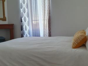 Posteľ alebo postele v izbe v ubytovaní Maison 19ème rénovée avec terrasse et bornes de recharge - FR-1-489-406