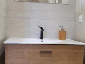 Kúpeľňa v ubytovaní Maison 19ème rénovée avec terrasse et bornes de recharge - FR-1-489-406