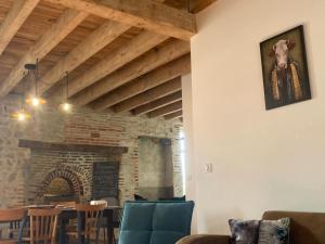 Posedenie v ubytovaní Maison 19ème rénovée avec terrasse et bornes de recharge - FR-1-489-406