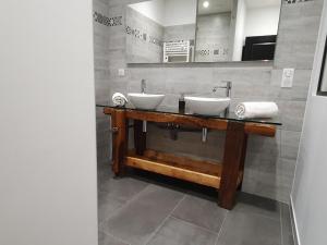 Kúpeľňa v ubytovaní Maison 19ème rénovée avec terrasse et bornes de recharge - FR-1-489-406
