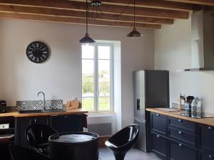 Kuchyňa alebo kuchynka v ubytovaní Maison 19ème rénovée avec terrasse et bornes de recharge - FR-1-489-406