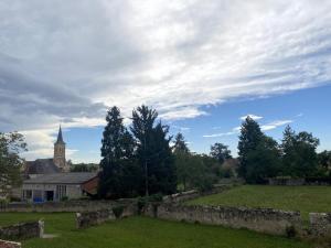 Vonkajšia záhrada v ubytovaní Maison 19ème rénovée avec terrasse et bornes de recharge - FR-1-489-406