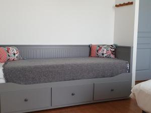 Posteľ alebo postele v izbe v ubytovaní Maison 19ème rénovée avec terrasse et bornes de recharge - FR-1-489-406