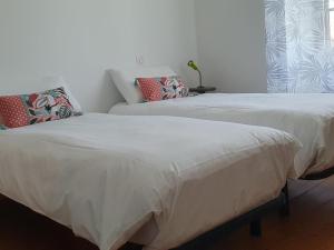 Posteľ alebo postele v izbe v ubytovaní Maison 19ème rénovée avec terrasse et bornes de recharge - FR-1-489-406