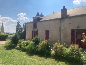Vonkajšia záhrada v ubytovaní Maison 19ème rénovée avec terrasse et bornes de recharge - FR-1-489-406