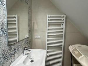 Bilik mandi di Évasion en pleine nature, confort moderne, climatisation, parking, WiFi - FR-1-489-554 +18 gambar