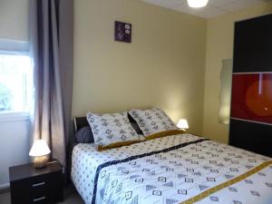 Posteľ alebo postele v izbe v ubytovaní Maison de campagne avec SPA, jeux et espace bien-être, idéale pour familles et groupes jusqu'à 8 pers. - FR-1-489-442