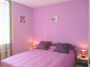 Posteľ alebo postele v izbe v ubytovaní Maison de campagne avec SPA, jeux et espace bien-être, idéale pour familles et groupes jusqu'à 8 pers. - FR-1-489-442