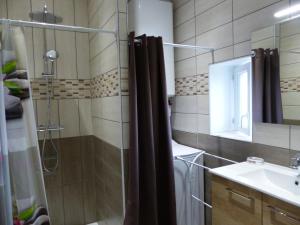 Kúpeľňa v ubytovaní Maison de campagne avec SPA, jeux et espace bien-être, idéale pour familles et groupes jusqu'à 8 pers. - FR-1-489-442