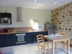 Kuchyňa alebo kuchynka v ubytovaní Maison de campagne avec SPA, jeux et espace bien-être, idéale pour familles et groupes jusqu'à 8 pers. - FR-1-489-442