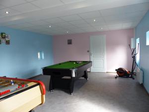 Biliardový stôl v ubytovaní Maison de campagne avec SPA, jeux et espace bien-être, idéale pour familles et groupes jusqu'à 8 pers. - FR-1-489-442