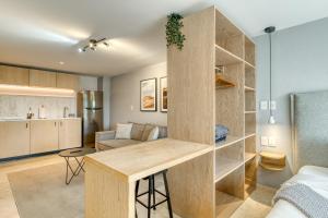 cocina y sala de estar con escritorio en una habitación en Nido Roma, en Ciudad de México