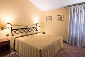 Un dormitorio con una cama grande y una ventana. en Hotel Bramante, en Roma