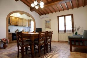 a kitchen and dining room with a table and chairs at Tognazzi Casa Vacanze - Appartamento Fiammetta in Villa del Monte