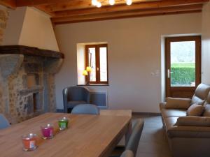 Χώρος καθιστικού στο **Charmant Atelier Rénové, Jardin & Terrasse, Proche Ski et Vichy** - FR-1-489-140
